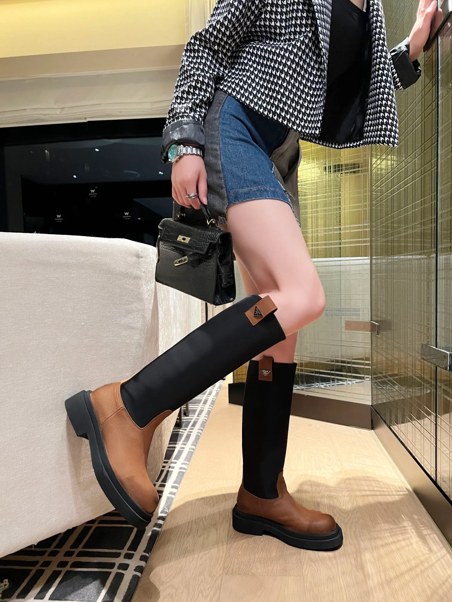 👟👟Ex-factory price 720👟👟 PRADA Classic Triangle Logo Slip-On Women's Boots...a series that cannot be bought in winter, it is definitely this year's big hit! ! So good looking! Prada boots are really amazing! The upper toes are generous and the legs are slimming. The whole series uses a variety of imported materials: polished and waxed calfskin, open-edge beaded cowhide, cow suede and high mercerization, and water-dyed sheepskin on the inside! ! The foam base is lightweight and comfortable! 35-41